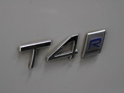 Used 2019 Volvo XC40 T4 R-Design FWD image 8