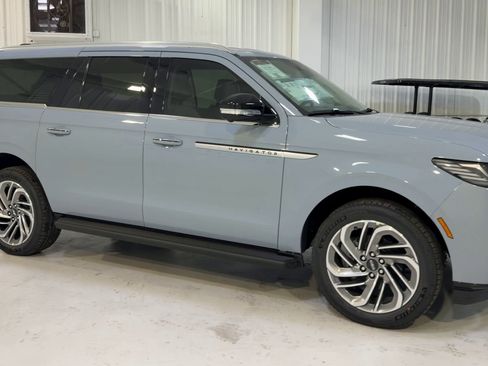 New 2026 Lincoln Navigator L Premier AWD/4WD image 3