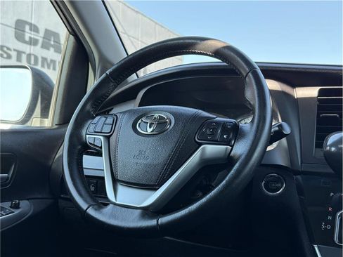 Used 2015 Toyota Sienna SE image 39