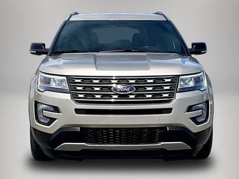 Used 2017 Ford Explorer XLT w/ Equipment Group 202A FWD image 3