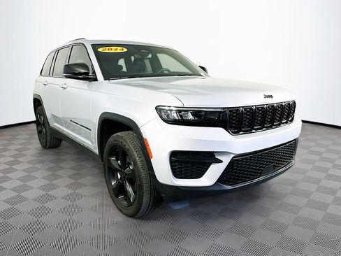 Certified 2024 Jeep Grand Cherokee Altitude AWD/4WD image 2