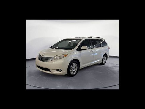 Used 2015 Toyota Sienna XLE FWD image 2