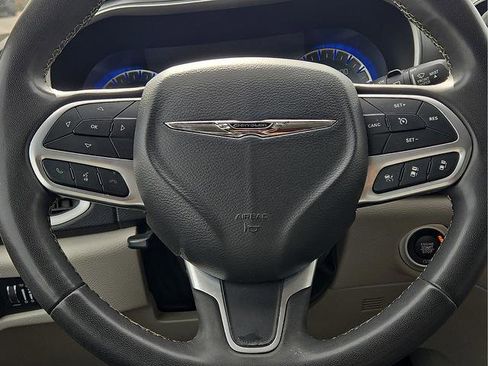 Used 2022 Chrysler Pacifica Touring-L FWD image 10