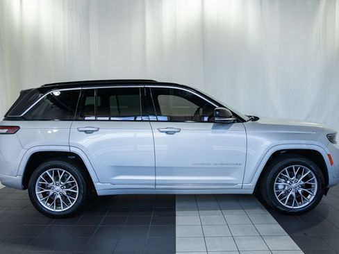 Used 2024 Jeep Grand Cherokee Summit AWD/4WD image 3
