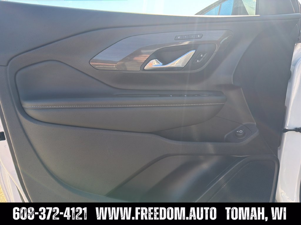 Used 2024 GMC Terrain Denali w/ Denali Premium Package AWD/4WD image 10