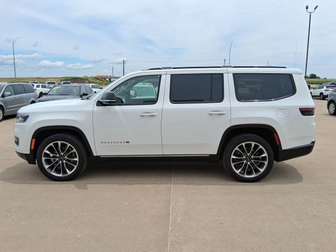Used 2024 Jeep Wagoneer Series III w/ Premium Group I AWD/4WD image 5