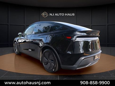 Used 2026 Tesla Model Y Long Range RWD image 9
