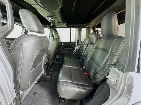 Used 2018 Jeep Wrangler Unlimited Sahara image 22