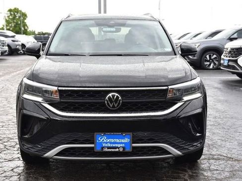 Used 2023 Volkswagen Taos SE w/ Panoramic Sunroof Package AWD/4WD image 4