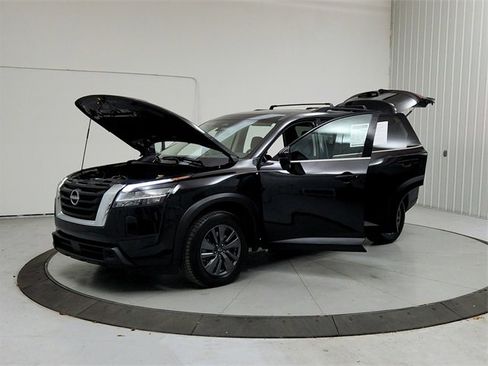 Used 2024 Nissan Pathfinder SV image 11