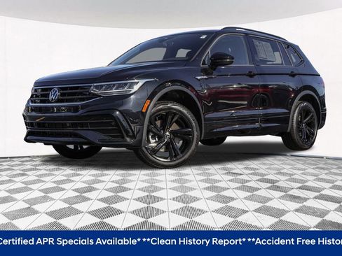 Certified 2024 Volkswagen Tiguan SE R-Line image 2