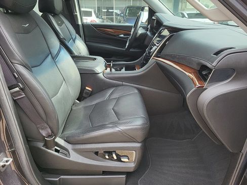 Used 2017 Cadillac Escalade Luxury RWD image 29