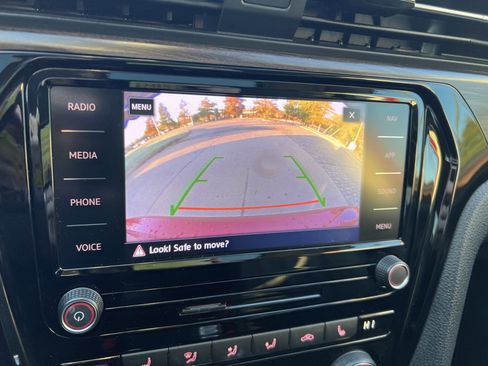 Certified 2022 Volkswagen Passat 2.0T image 24