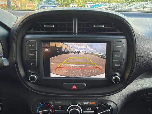 Used 2025 Kia Soul LX w/ LX Technology Package FWD image 22