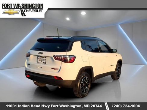 Used 2025 Jeep Compass Trailhawk AWD/4WD image 3