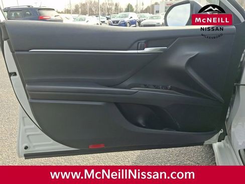 Used 2022 Toyota Camry SE w/ Convenience Package image 14