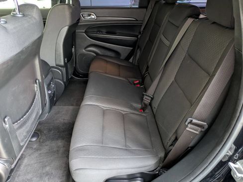 Used 2018 Jeep Grand Cherokee Laredo RWD image 24