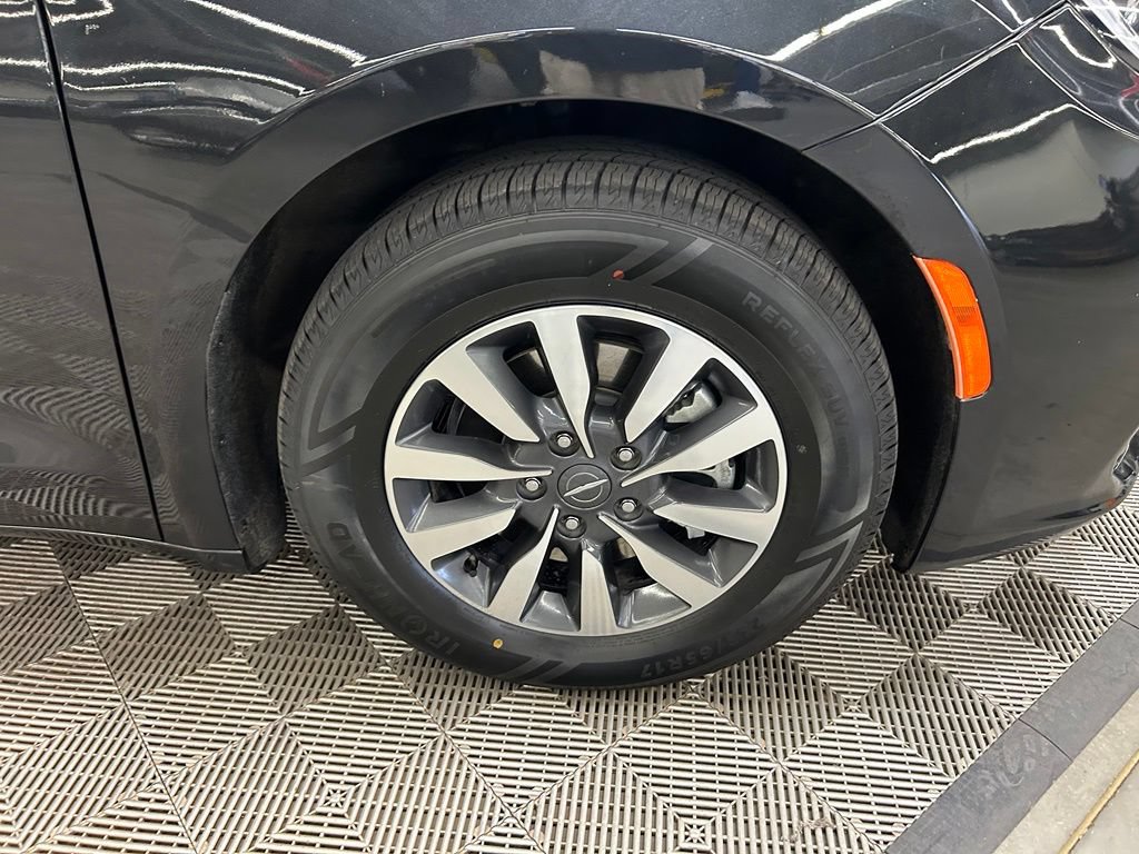 Used 2023 Chrysler Pacifica Touring-L FWD image 2