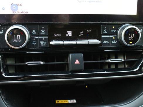 Used 2024 Toyota Highlander XLE AWD/4WD image 40