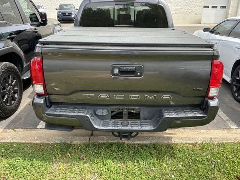 Used 2017 Toyota Tacoma TRD Off-Road image 8