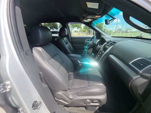 Used 2015 Ford Explorer XLT w/ Equipment Group 202B FWD image 14