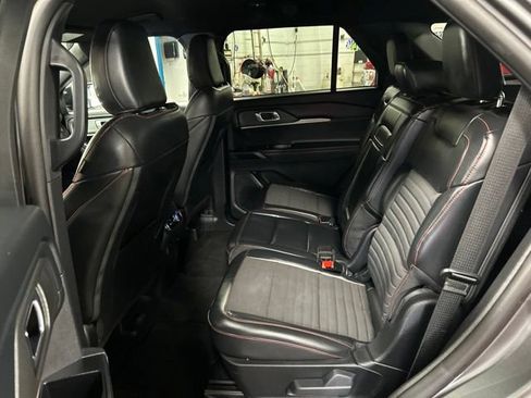 Used 2025 Ford Explorer ST-Line w/ ST-Line Street Pack AWD/4WD image 19