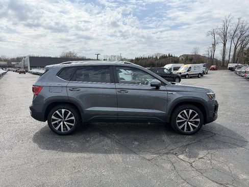 Used 2022 Volkswagen Taos SE image 8
