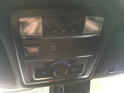 Used 2021 Toyota Tacoma TRD Off-Road w/ Technology Package AWD/4WD image 17
