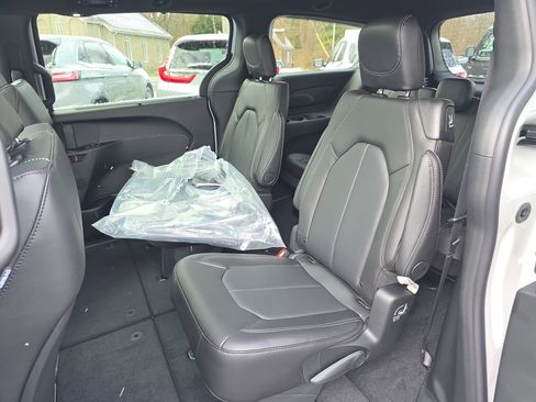 New 2026 Chrysler Pacifica Select w/ S Appearance Package image 16