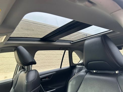 Used 2020 Toyota RAV4 Limited image 12