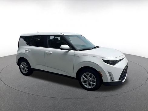 Used 2025 Kia Soul LX w/ LX Technology Package image 2