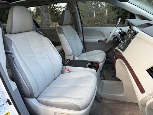 Used 2014 Toyota Sienna Limited image 12