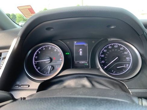 Used 2022 Toyota Camry SE w/ Cold Weather Package FWD image 16