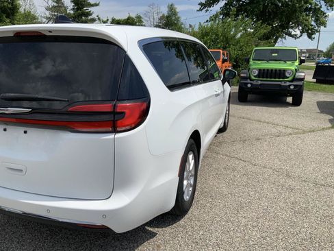 Used 2023 Chrysler Pacifica Touring-L FWD image 18