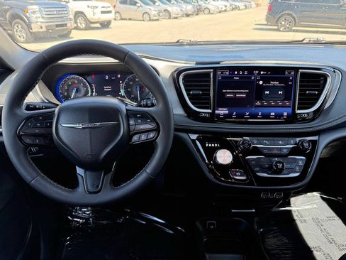 Used 2024 Chrysler Pacifica Touring FWD image 32