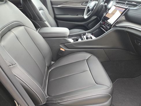 New 2025 Jeep Grand Cherokee Limited w/ Black Appearance Package image 12