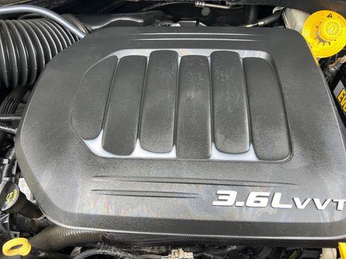 Used 2015 Chrysler Town & Country Touring image 40