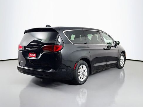 Used 2022 Chrysler Voyager LX image 5