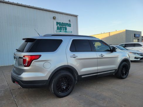Used 2018 Ford Explorer XLT w/ Equipment Group 202A AWD/4WD image 7