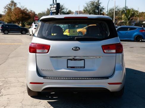 Used 2018 Kia Sedona L image 11