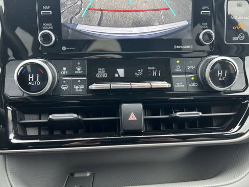 Used 2021 Toyota Highlander L image 14