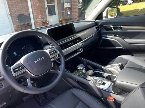 Used 2022 Kia Telluride EX w/ EX Premium Package FWD image 2