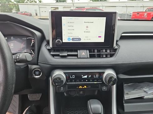 Used 2025 Toyota RAV4 XLE AWD/4WD image 8
