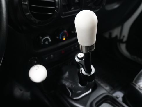 Used 2015 Jeep Wrangler Unlimited Rubicon image 21