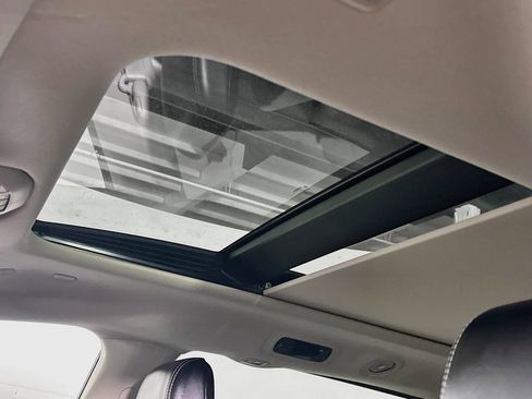 Used 2023 Chrysler Pacifica Limited FWD image 19