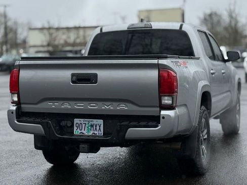 Used 2018 Toyota Tacoma TRD Sport w/ Technology Package image 5