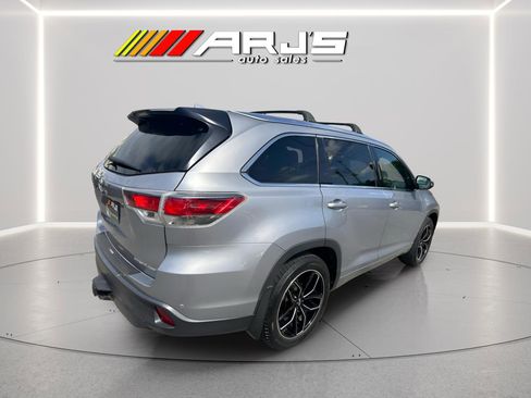 Used 2014 Toyota Highlander Limited w/ Driver Technology Package AWD/4WD image 4