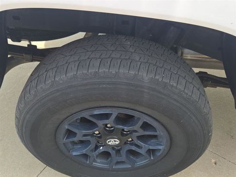 Used 2020 Toyota Tacoma SR5 AWD/4WD image 19