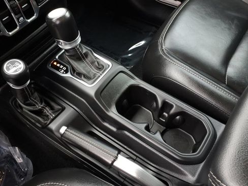 Used 2022 Jeep Wrangler Unlimited Sahara w/ Cold Weather Group AWD/4WD image 16