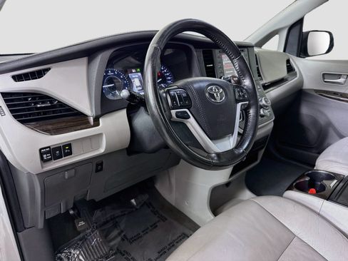 Used 2020 Toyota Sienna XLE w/ XLE Navigation Package FWD image 23